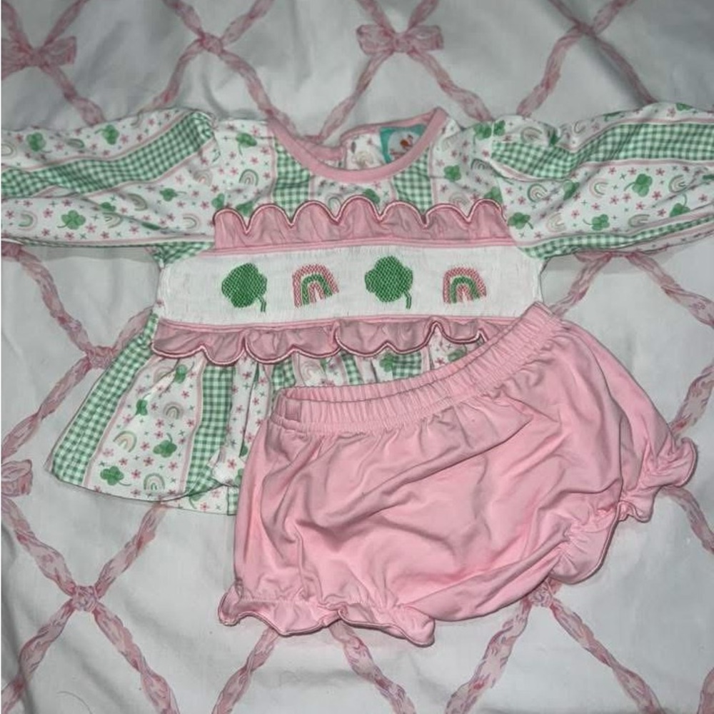 The smocked flamingo diaper set